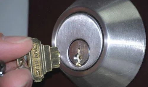 Royal Locksmith Store Euclid, OH 440-387-5128 - key-broke-in-lock